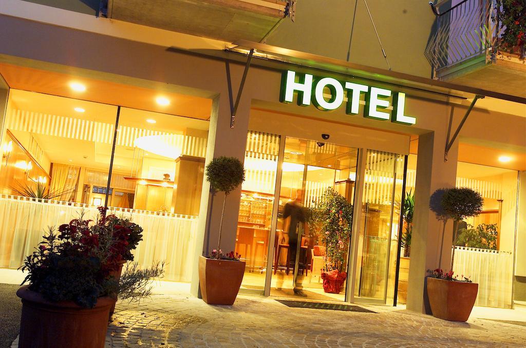 Hotel Am Marktplatz - Landgasthof Wratschko - 게믈리츠 외부 사진
